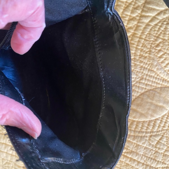 Black suede fringe short boots with side zipper. - Picture 4 of 6